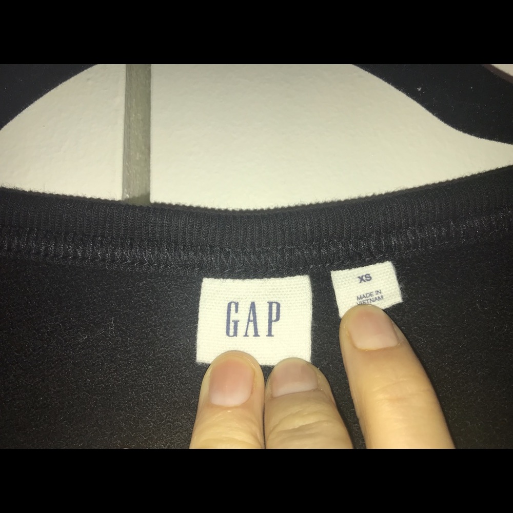 ⭐️4/$25 or 2/$15 Black Gap Sweatshirt - Picture 3 of 4